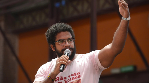 Jones Manoel, comunicador e militante comunista, teve trecho de fala sobre renda e controle do Farol Brasil repercutido nas redes após divergências com o PCBR - Imagem: Reprodução