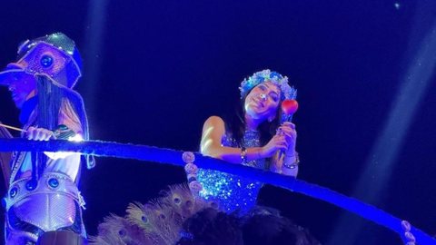 Mãe de Jorginho, Taiana Freitas, participou do desfile em tributo ao filho, simbolizando amor e saudade. - Imagem: Reprodução | TV Globo