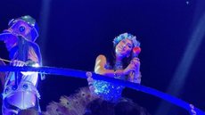 Mãe de Jorginho, Taiana Freitas, participou do desfile em tributo ao filho, simbolizando amor e saudade. - Imagem: Reprodução | TV Globo