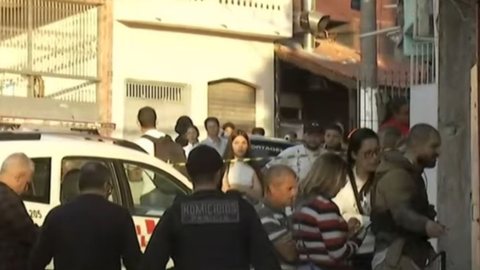Segundo testemunhas, o atirador passou de moto pela rua no momento do crime - Imagem: Reprodução / TV Bandeirantes