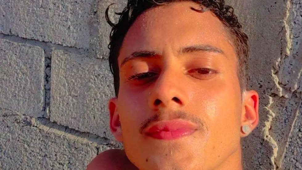Jovem de 22 anos é morto a tiros dentro da própria casa - Imagem: reprodução redes sociais