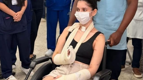 Alana deixa o hospital em cadeira de rodas, recebendo aplausos da equipe médica - Imagem: Reprodução | Redes Sociais