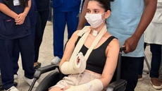 Alana deixa o hospital em cadeira de rodas, recebendo aplausos da equipe médica - Imagem: Reprodução | Redes Sociais