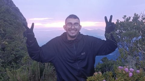 O jovem desapareceu durante uma trilha e foi encontrado com escoriações, mas seu estado de saúde é estável após resgate - Imagem: Reprodução/Redes Sociais