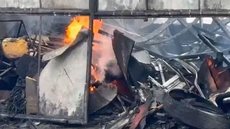A ocorrência, que começou na tarde de sexta-feira, 21 de novembro, exigiu a ação de 15 carros de bombeiros - Imagem: Reprodução