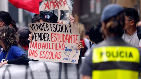 Manifestação contra o Leilão da Parceria Público-Privada (PPP) de Novas Escolas - Imagem: Reprodução / Paulo Pinto / Agência Brasil