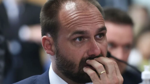 Ex-deputado vive nos Estados Unidos desde 2025 e responde ao processo à distância - Imagem: Reprodução