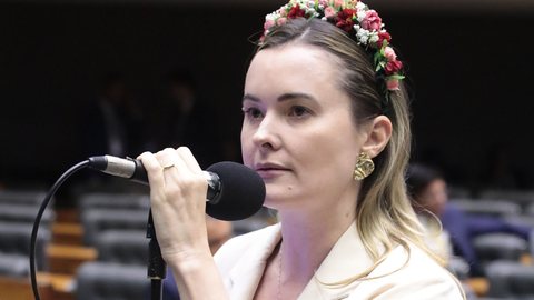 Júlia Zanatta foi alvo de vaias após criticar a PEC da escala 6×1; internautas lembraram que a deputada acumulou 292 dias sem atividades presenciais em 2025. - Imagem: Bruno Spada / Câmara dos Deputados
