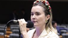 Júlia Zanatta foi alvo de vaias após criticar a PEC da escala 6×1; internautas lembraram que a deputada acumulou 292 dias sem atividades presenciais em 2025. - Imagem: Bruno Spada / Câmara dos Deputados