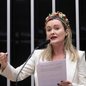 Júlia Zanatta afirmou que permanece trabalhando no mandato mesmo durante momentos de descanso e convivência familiar. - Imagem: divulgação / Agência Câmara de Notícias