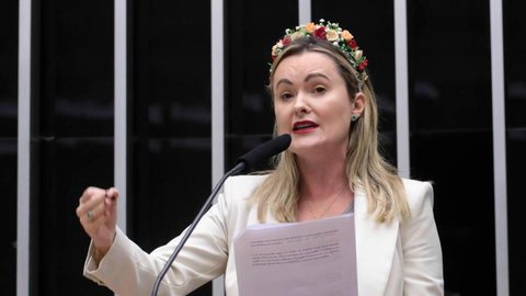 Júlia Zanatta afirmou que permanece trabalhando no mandato mesmo durante momentos de descanso e convivência familiar. - Imagem: divulgação / Agência Câmara de Notícias