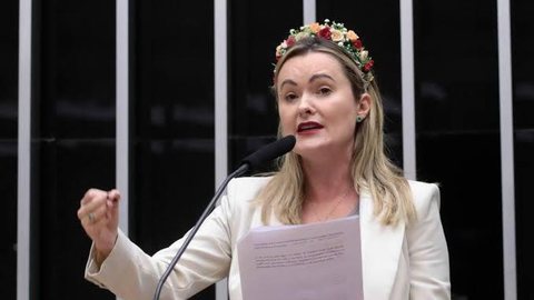 Júlia Zanatta afirma que o tarifaço aplicado pelos Estados Unidos reforça os argumentos para um pedido de impeachment contra o presidente Lula. - Imagem: divulgação / Agência Câmara de Notícias