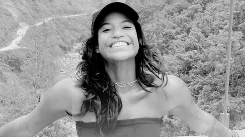Jovem brasileira de 26 anos desaparecida em trilha no vulcão Rinjani, Indonésia, morre após queda