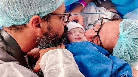 Juliano Cazarré ao lado da esposa Letícia durante o nascimento de Maria Guilhermina - Imagem: Reprodução Instagram @cazarre