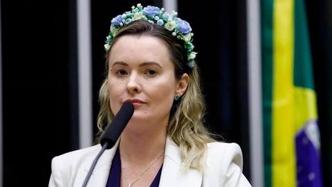 Julia Zanatta defendeu Flávio Bolsonaro após a repercussão das declarações de Paulo Figueiredo e afirmou que o apoio das mulheres ao pré-candidato permanece forte. - Imagem: Mário Agra / Câmara dos Deputados