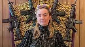 A deputada federal Júlia Zanatta durante participação em podcast onde afirmou acreditar que Jesus apoiaria sua posição contrária ao fim da escala de trabalho 6x1. A declaração gerou ampla repercussão nas redes sociais. - Imagem: Reprodução