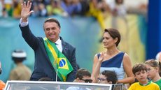 O ex-presidente Jair Bolsonaro e a ex-primeira-dama, Michelle Bolsonaro, durante desfile do 7 de Setembro - Imagem: Reprodução / Agência Brasil / Marcelo Camargo
