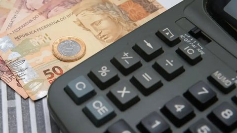 Expansão do crédito sustenta consumo, mas aumenta risco de atraso no pagamento das dívidas. - Imagem: Reprodução/Agência Brasil.