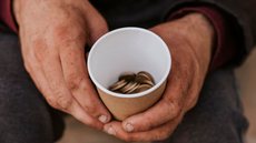Descontos indevidos resultaram em um impacto financeiro de R$ 6,3 bilhões - Imagem: Reprodução / Freepik