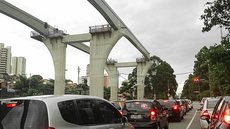 Trânsito na Avenida Jornalista Roberto Marinho - Imagem: Reprodução / Wikipédia / Alexandre Giesbrecht