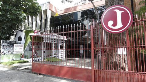 Clube centenário ficará fora de todas as competições oficiais do ano e enfrenta disputa política sobre venda do futebol - Imagem: Divulgação