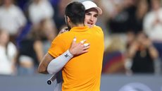 João Fonseca e Carlos Alcaraz se abraçam em torneio de exibição - Foto: Tomas Diniz Santos/Getty Images