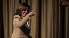 Kamala Harris durante evento político em Nova York, onde indicou possível candidatura à presidência em 2028 - Imagem: Reprodução