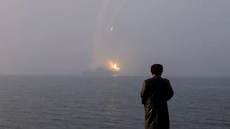 Kim Jong-un observa testes de destróier e míssil de cruzeiro durante demonstração de força militar - Imagem: Reprodução