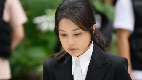 Kim Keon Hee, ex-primeira-dama da Coreia do Sul, recebeu nova condenação por corrupção e amplia tempo total de prisão. - Imagem: Anthony Wallace / AFP