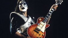 Ace Frehley, famoso por sua estética única e hits como 'Rock and Roll All Nite', deixa uma marca na história do rock - Imagem: Reprodução / X / @Photomusicrock