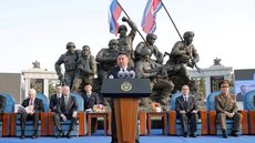 Kim Jong-un durante cerimônia em homenagem a soldados mortos na guerra - Imagem: Reprodução / KCNA via REUTERS