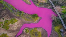 Lago em ilha famosa no Havaí fica rosa do nada e cientistas especulam explicação - Imagem: reprodução Instagram @Traviskeahi_photo