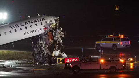 Aeronave ficou com a cabine destruída após colidir com caminhão de bombeiros na pista do aeroporto LaGuardia, em Nova York. - Imagem: Reprodução