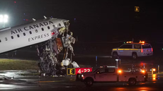 Aeronave ficou com a cabine destruída após colidir com caminhão de bombeiros na pista do aeroporto LaGuardia, em Nova York. - Imagem: Reprodução