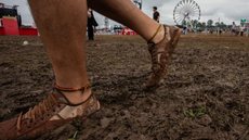 Aprenda a cuidar de diferentes materiais de calçados e evite erros comuns na limpeza após um dia de festival chuvoso. - Imagem: Reprodução | O Globo
