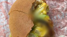 Uma mulher encontrou um inseto no meio do lanche de uma franquia da rede de fast food Burger King. - Imagem: reprodução I The New York Post