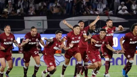Jogadores do Lanús festejam a conquista da Copa Sul-americana nos pênaltis contra o Atlético-MG - Foto: EFE/ Mauricio Dueñas Castañeda