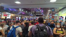 Confusão em aeroporto gerou enormes filas e atrasos nos voos - Imagem: Reprodução/Twitter @MrDaddyMachine