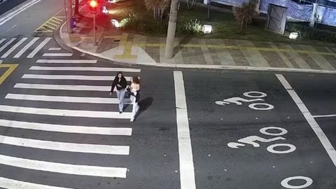Brendo Sampaio, motorista, estava a 108,1 km/h em via de 60 km/h quando atropelou Isabela e Isabelli na faixa de pedestres - Imagem: Reprodução/CGE