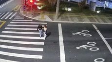 Brendo Sampaio, motorista, estava a 108,1 km/h em via de 60 km/h quando atropelou Isabela e Isabelli na faixa de pedestres - Imagem: Reprodução/CGE