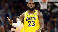 LeBron James em ação pelo Los Angeles Lakers - Foto: David Berding/Getty Images