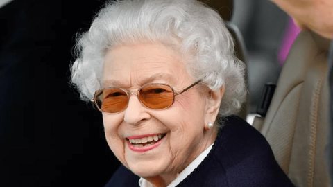 Rainha Elizabeth II aparece sorridente em evento após ter sido substituída no Parlamento