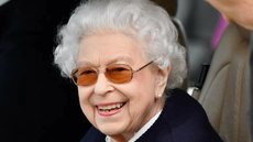 Rainha Elizabeth II aparece sorridente em evento após ter sido substituída no Parlamento