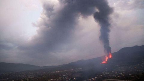Nove dias após erupção, lava de vulcão Cumbre Vieja chega ao oceano