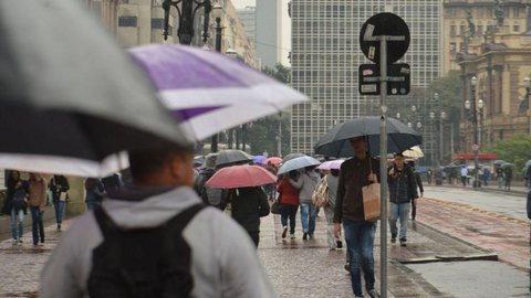 Chuvas em São Paulo arrastam carro e deixam pessoas ilhadas