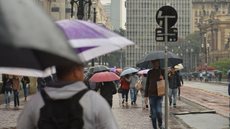 Chuvas em São Paulo arrastam carro e deixam pessoas ilhadas