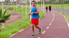 Com paralisia cerebral, atleta treina para participar de prova de triathlon