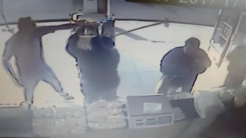 Dupla anuncia assalto a padaria de Marília e mulher tenta agredir um dos ladrões com bengala