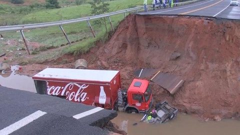 Caminhão e carro caem em cratera aberta por chuva em São Paulo; motorista morre