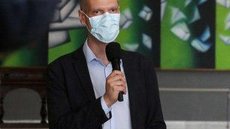 “Sensacionalismo barato”, diz Covas sobre invasão de deputados a hospital